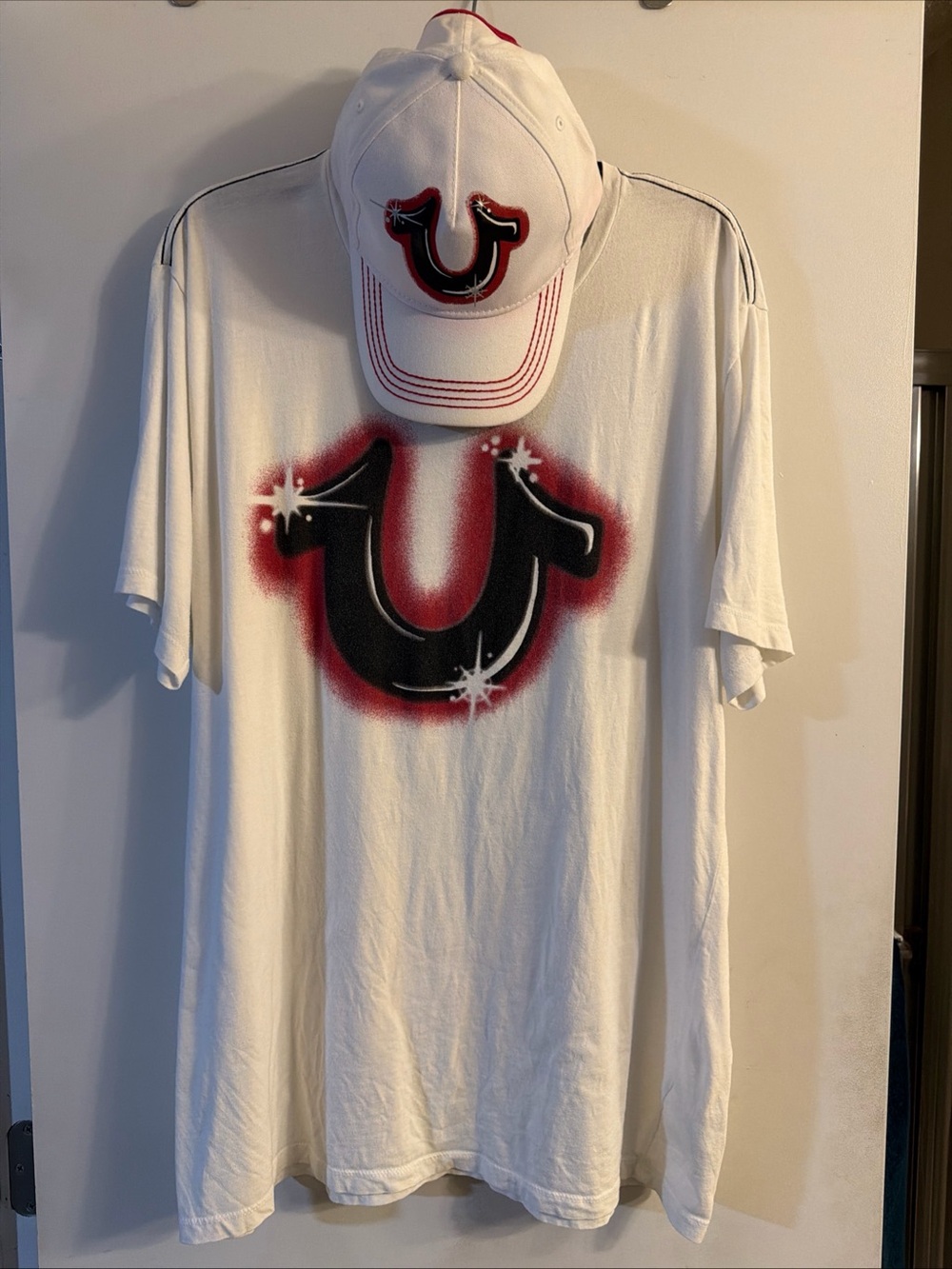 True Religion White Short-Sleeve Tee with Black and Red Horseshoe